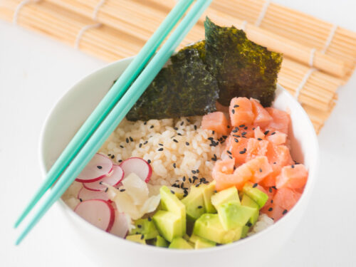Sushi bowl met gerookte zalm