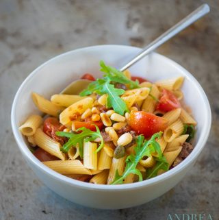 Penne met gerookte makreel en tomaten tapenade