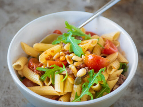 Penne met gerookte makreel en tomaten tapenade