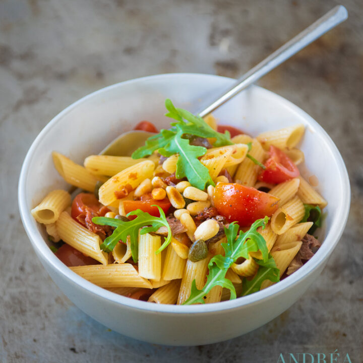 Penne met gerookte makreel en tomaten tapenade