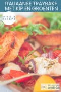 Een deel van een traybake met stokbrood, kip, Italiaanse kruiden, tomaat, ui en citroen. Een tekst: Makkelijk recept, Italiaanse Traybake met Kip en Groenten