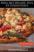 Een deel van een pizza belegt met feta, spinazie, tomaat en pijnboompitjes. Een tekst: pizza met spinazie, feta en tomatensaus.