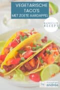 Een deel van een wit bord met drie gevulde taco's met bonen, zoete aardappel en tomaatjes. Een tekst bovenin: makkelijk recept, vegetarische taco's met zoete aardappel
