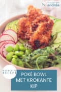 Een roze kom gevuld met sushi rijst, edamame, zeewier, radijs, krokante kip en avocado. Een tekst: makkelijk recept, poké bowl met krokante kip