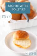 Een wit bordje met een opengesneden wit broodje, met een schaal met meer broodjes erachter. Een tekst: makkelijk recept, zachte witte bolletjes.