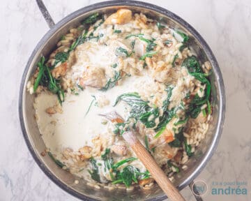 Door de risotto met kip en spinazie wordt kookroom gemengd