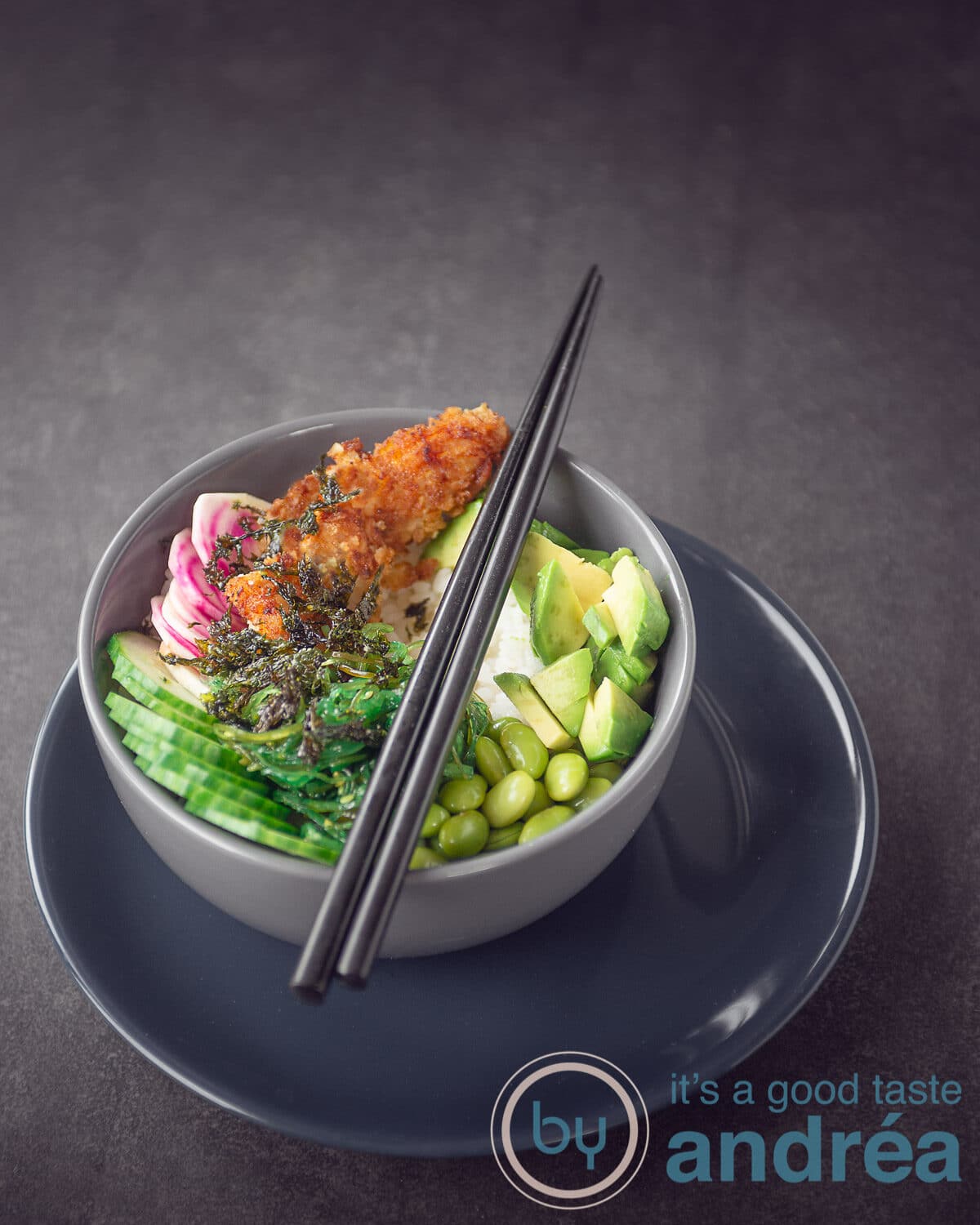sushi bowl met sriracha kip