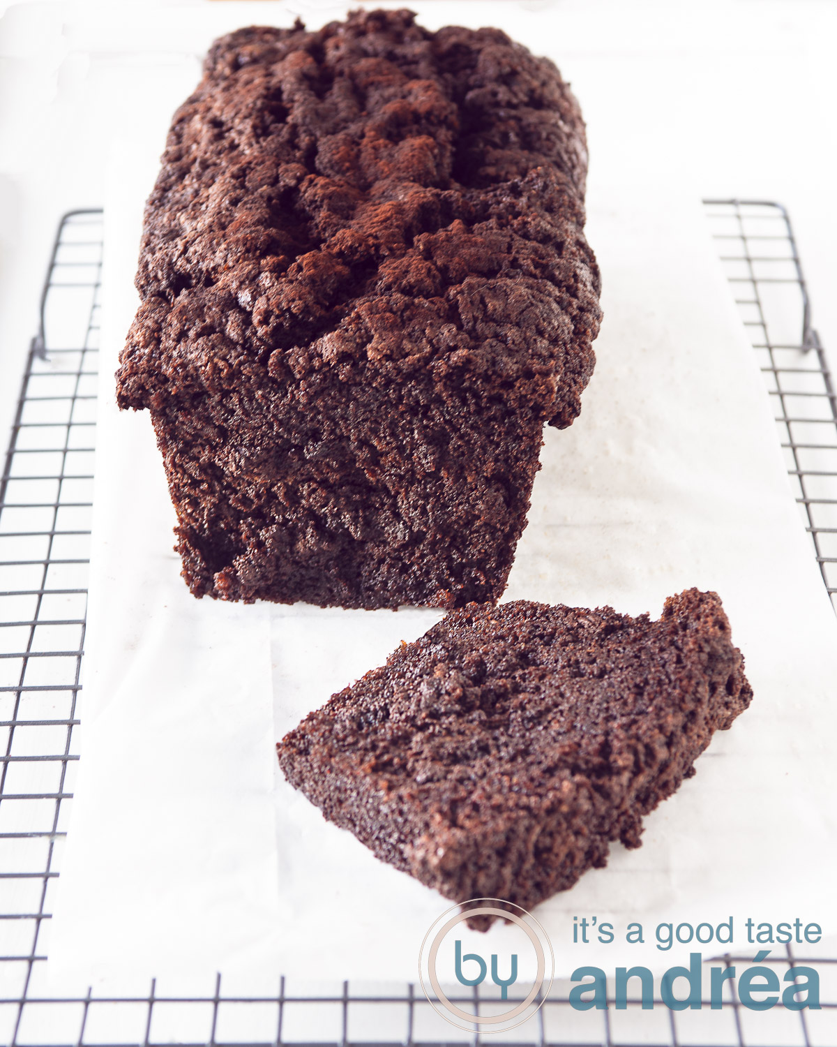 Chocolade courgette cake op bakpapier en een rek