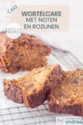 Een deel van een wortelcake op een witte ondergrond, twee plakjes liggen ervoor. Bovenin een tekstoverlay: cake, wortelcake met noten en rozijnen, makkelijk recept