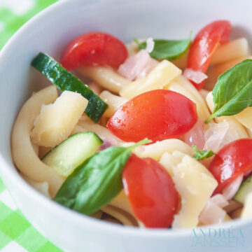 Pastasalade met honing tomaatjes en oude kaas - pasta salad with tomatoes and old cheese