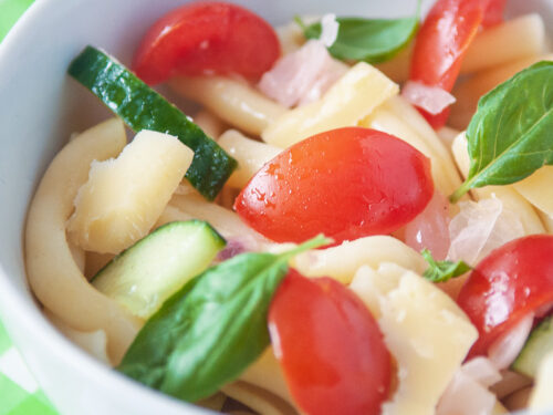 Pastasalade met honing tomaatjes en oude kaas - pasta salad with tomatoes and old cheese