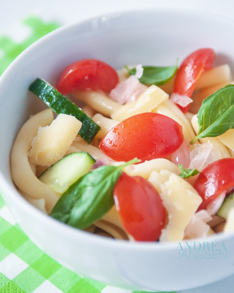 Pastasalade met honing tomaatjes en oude kaas - pasta salad with tomatoes and old cheese