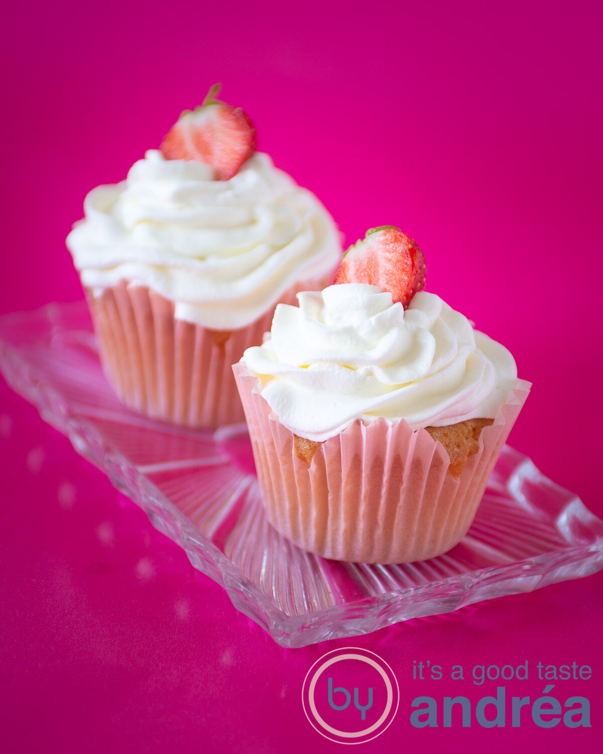 twee aardbeien cupcakes op een glazen schaal