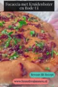 Een deel van een focaccia met gekarameliseerde uien, verse kruiden en knoflook boter. Een tekst: focaccia met kruidenboter en rode ui
