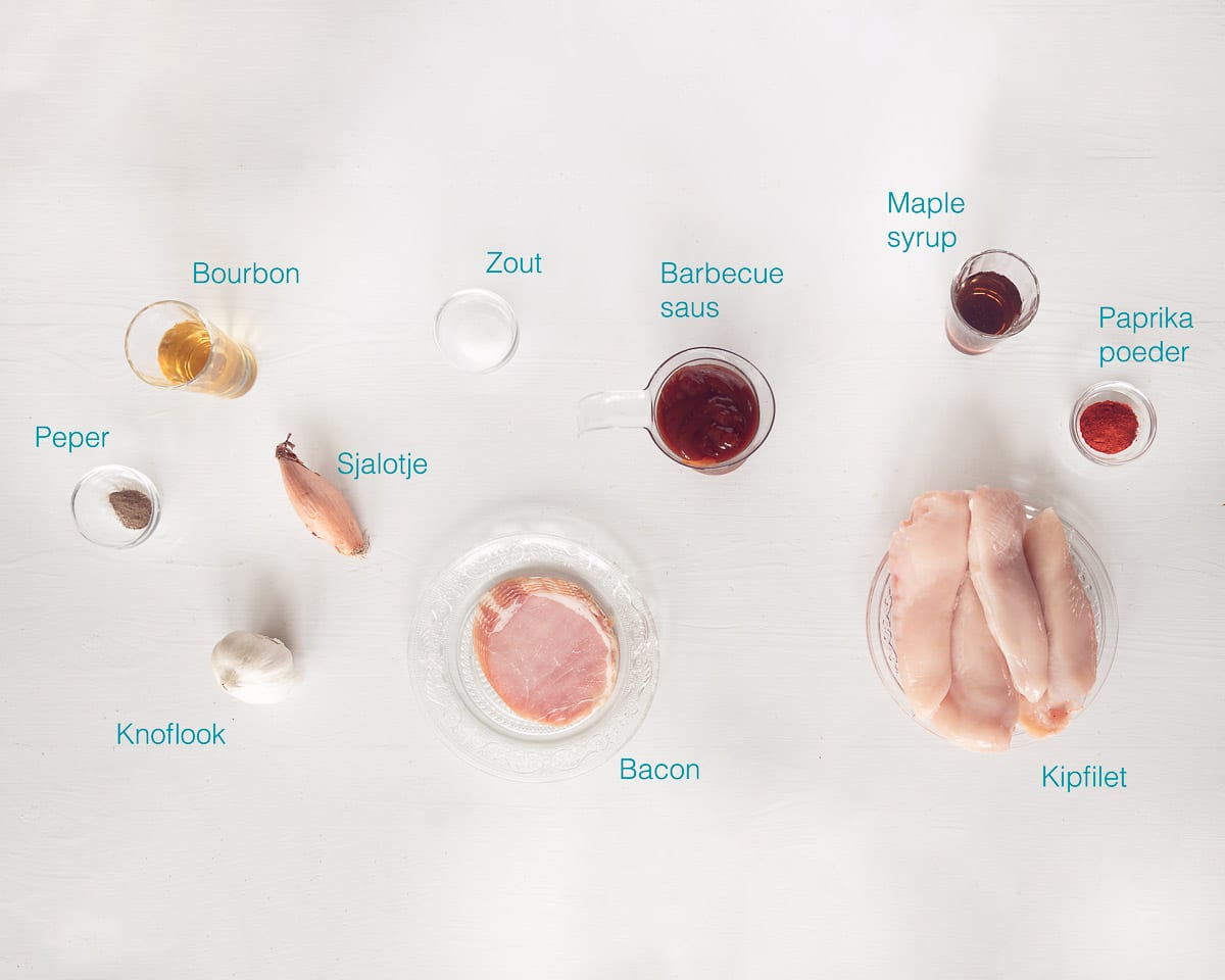 Ingredienten zelf kipspiesjes maken voor de BBQ met bacon met een witte ondergrond en tekst