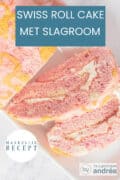 Een foto van een roze swiss roll cake met slagroomvulling. Een tekst: swiss roll cake met slagroom, eenvoudig recept