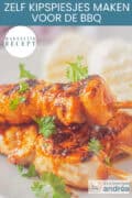 Drie kipspiesjes met BBQ saus en bacon. Tekst makkelijk recept, zelf kipspiesjes maken voor de BBQ
