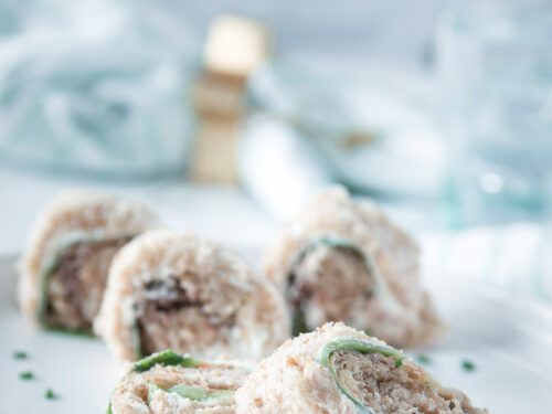 Sandwich rolletjes met gerookte makreel en komkommer op een bord