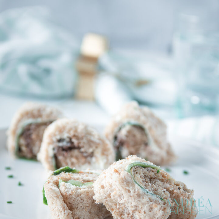 Sandwich rolletjes met gerookte makreel en komkommer op een bord