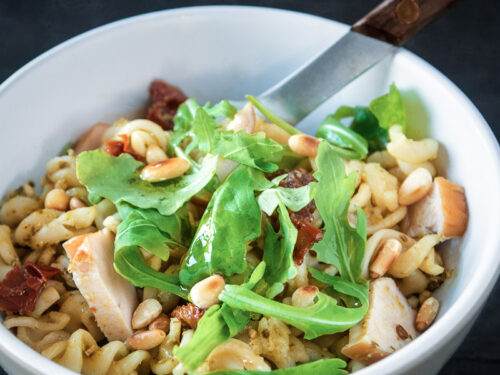 pastasalade met gerookte kip, rucola en pesto