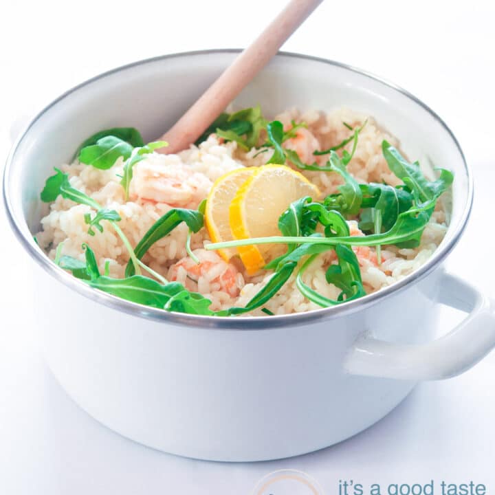 Een witte pan met Risotto met garnalen en rucola