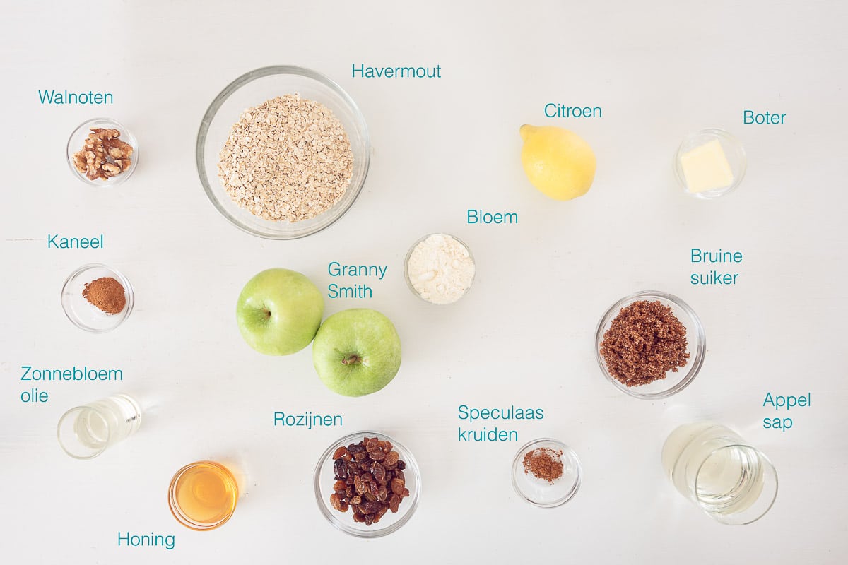 Ingrediënten Appeltaart Granola op een witte ondergrond met tekstbeschrijving van de ingrediënten