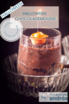 Een glas met mousse met een gouden roos. Een tekstoverlay Halloween chocolademousse, halloween, makkelijk recept, luchtig