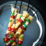Gegrilde caprese kebabs met Halloumi en knoflookbrood
