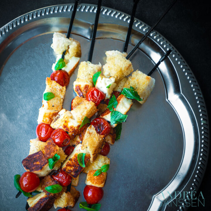 Gegrilde caprese kebabs met Halloumi en knoflookbrood