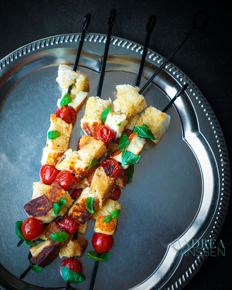 Gegrilde caprese kebabs met Halloumi en knoflookbrood