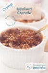 Een witte schaal gevuld met appels en gebakken granola. Bovenin een tekstbeschrijvjng Appeltaart Granola Ontbijt