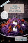 Een zwart bord met paarse spaghetti, bolognese saus en Mozzarella ogen. Een tekstoverlay bovenin: halloween, enge spaghetti bolognese, makkelijk recept, lekker.