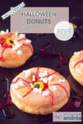 Een donut in het midden versierd als rood doorlopen oog. Een tekstoverlay: Halloween donuts, makkelijk recept.