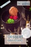 Een zwarte beker met doodskoppen gevuld met een koekje met rip, twee roosjes en een zombiehand. Een tekstoverlay onderin: dessert graveyard, halloween, makkelijk recept, Chocola