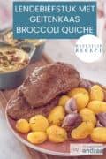 Rechts een bord met biefstuk, krieltjes en gepofte knoflook, achterin twee quiche schaaltjes gevuld met broccoli quitenkaas quiche. Een tekst, makkelijk recept, lendebiefstuk met broccoli geitenkaas quiche