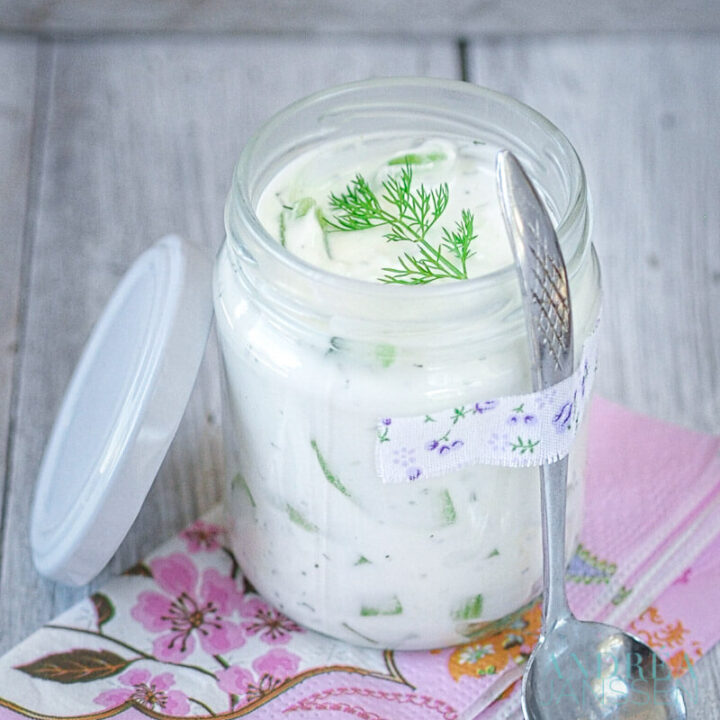 een potje met lepel gevuld met tzatziki