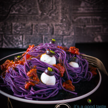 bord paarse spaghetti met ogen