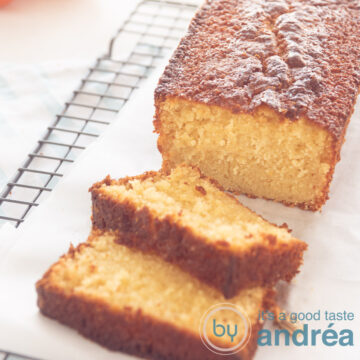 Mandarijn cake in een cake vorm. Twee plakjes los en wat partjes mandarijn
