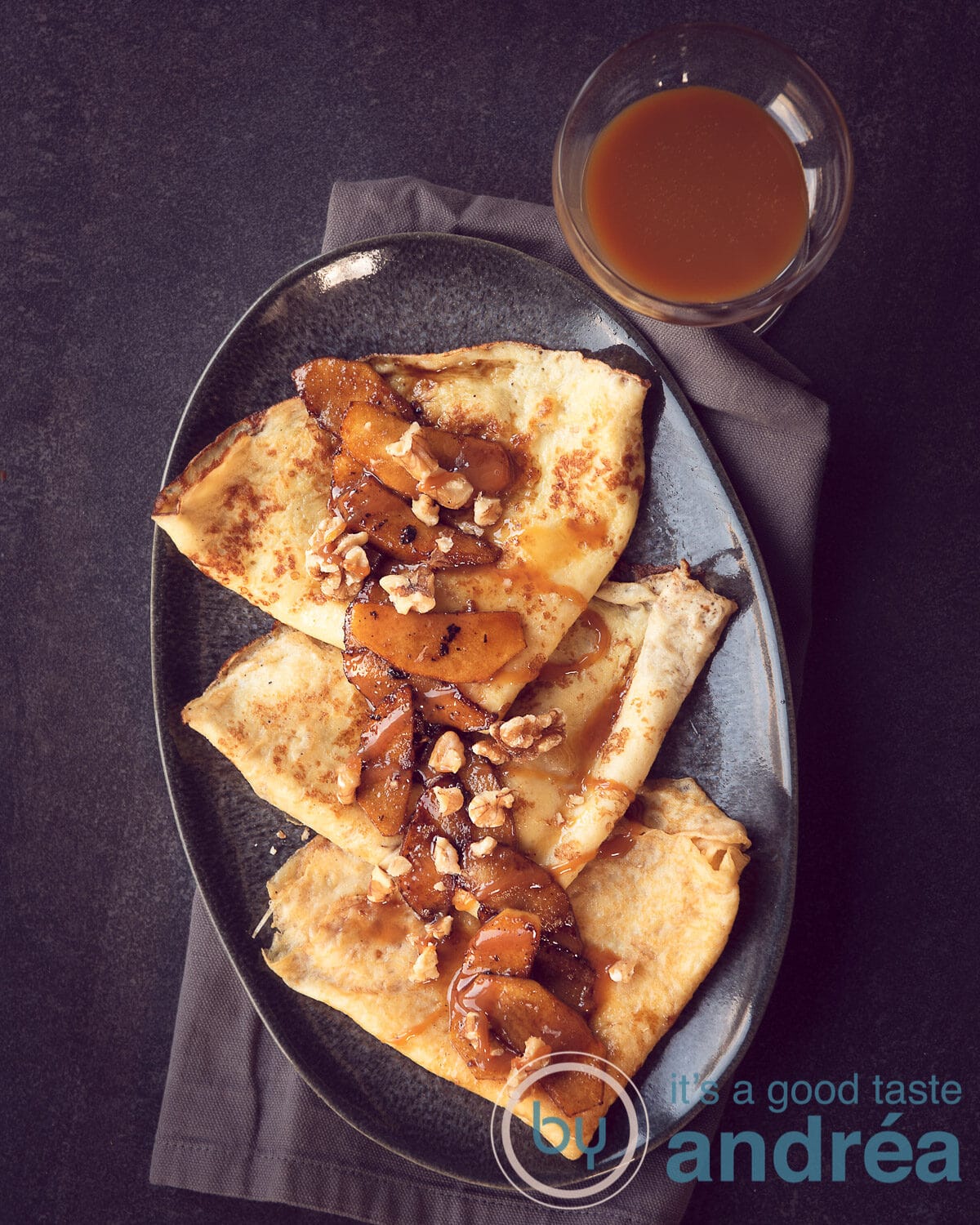 Een grijze schaal met Gourmet dessert recept Crêpes met gebakken appeltjes