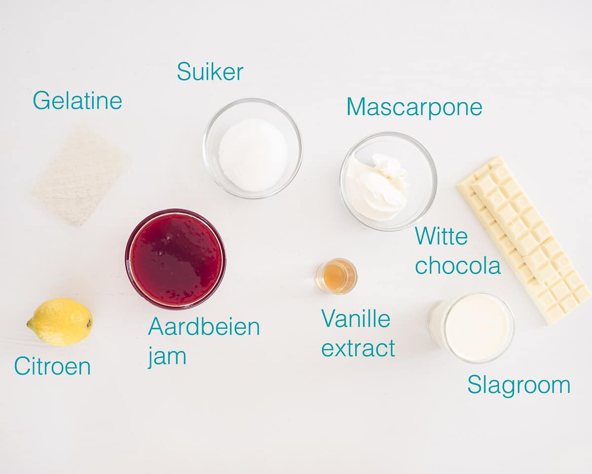 Ingrediënten witte chocolade met mascarpone en aardbeien mousse op een witte ondergrond met een ingredienten tekst erbij