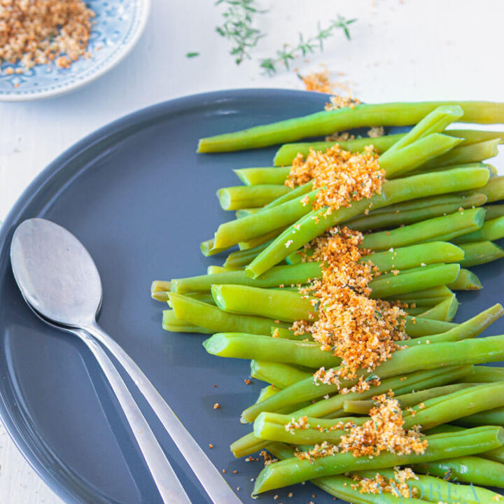 SPERZIEBONEN MET KRUIDEN PANEER