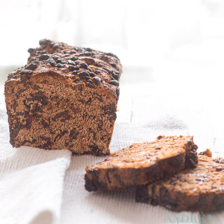 een half krenten en cranberry brood met losse plakjes op een wit doek