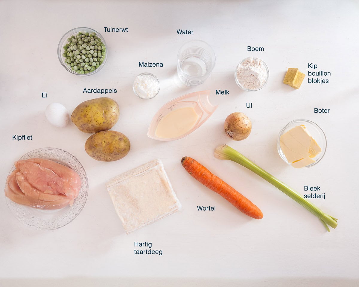 Ingredienten Kip pastei muffins op een witte ondergrond met tekst beschrijving.