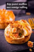 Twee kip pastei muffins schuin achter elkaar. Een stuk deeg is weg, waardoor je de vulling kunt zien. Een tekst: kip pastei muffins met een romige vulling
