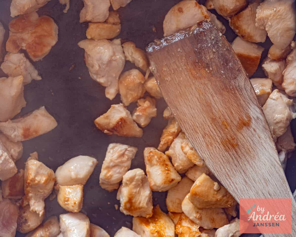 Gebakken kip in een koekenpan