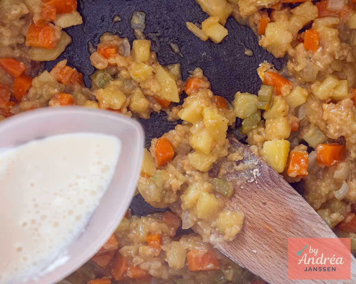 Voeg melk toe aan de vulling.