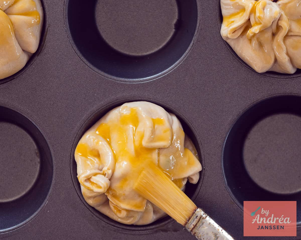 Vouw het deeg over de vulling en prik met een vork gaatjes in de bovenkant.