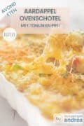 Een deel van een witte ovenschaal gevuld met tonijn, groenten en een kazige topping met aardappelpuree. Een tekstoverlay: aardappel ovenschotel met prei en tonijn, avondeten, makkelijk recept