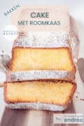 Een houten plank met daarop een cake met roomkaas gemaakt. Twee plakjes eraf gesneden. Bovenin een tekst: bakken, cake met roomkaas, makkelijk recept