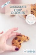 Een hand dat een chocolate chip koekje waar een hap uit is vasthoudt op een witte ondergrond. Een tekstoverlay: koekjes, chocolate chip cookies, makkelijk recept, zoet bakken